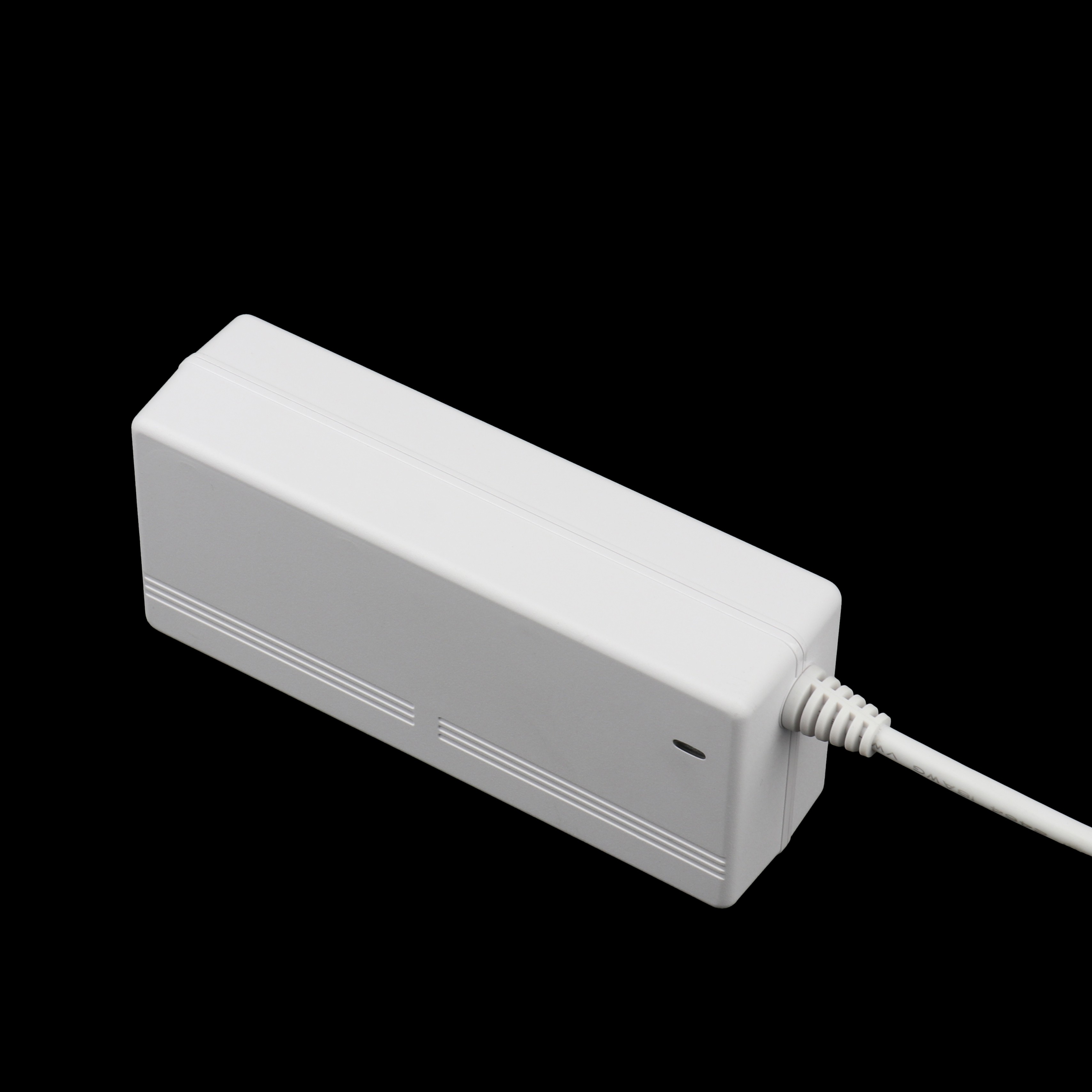 六級能效60~72W桌面式電源適配器，白色