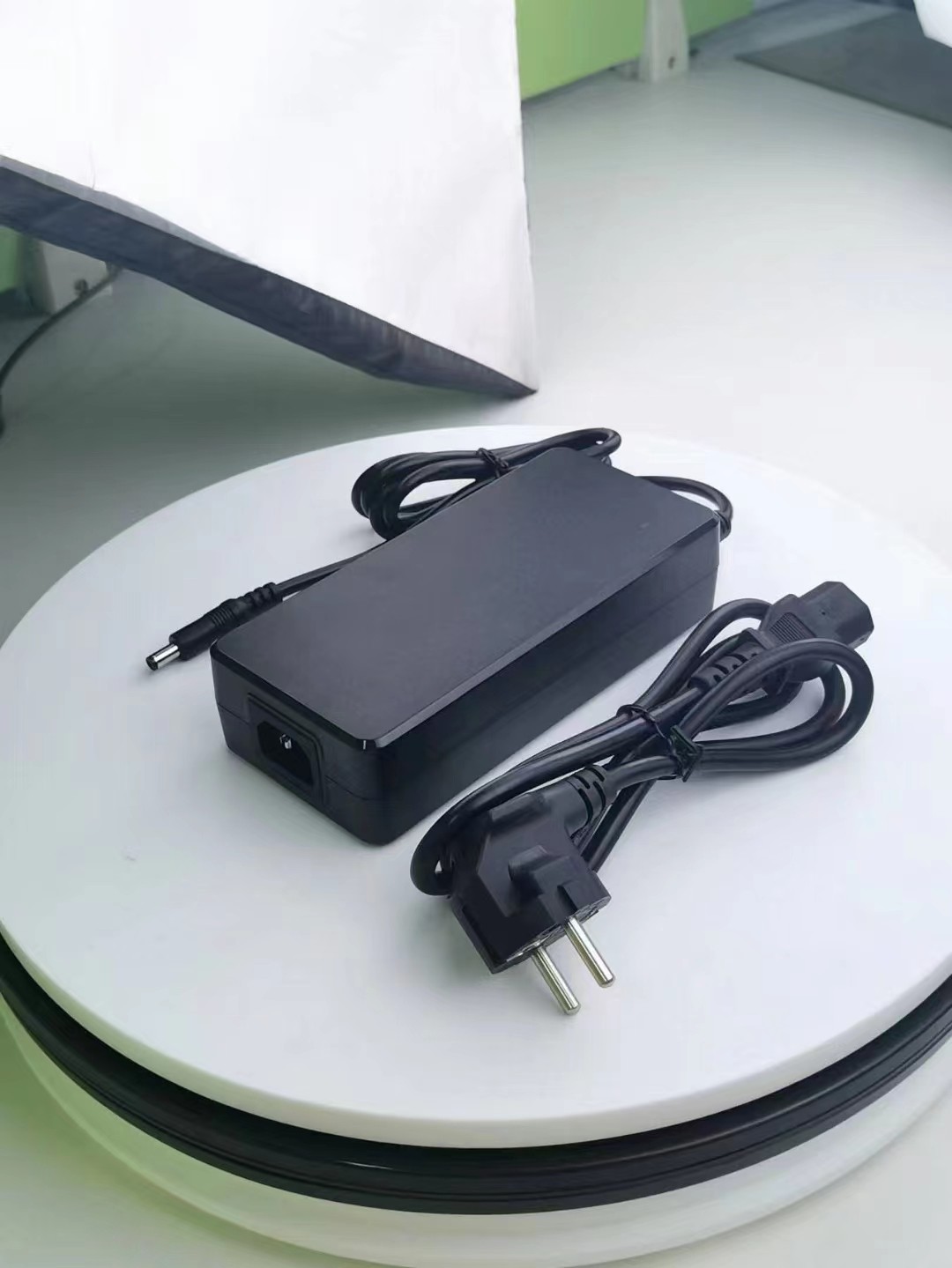 12VDC,0.01~12A,3 串鋰電池最大144W大功率電池充電器